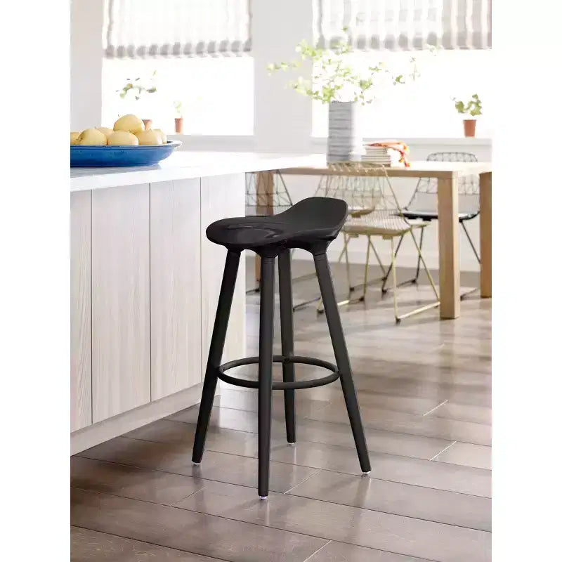 Tabouret de bar noir d'inspiration vintage, dossier bas, pieds en bois, hauteur fixe