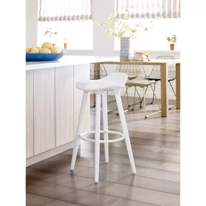 Tabouret de bar noir d'inspiration vintage, dossier bas, pieds en bois, hauteur fixe