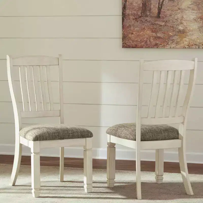 Lot de 2 chaises de salle à manger rembourrées à dossier droit, coloris blanc antique, finition chêne texturé